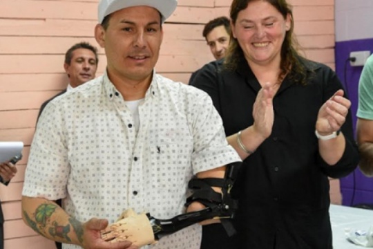 En una cárcel de Florencio Varela elaboraron una prótesis para un brazo en 3D