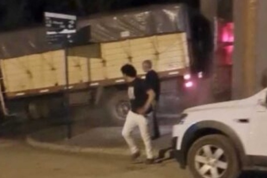 Suspendieron la licencia del camionero que chocó el frente de un boliche en Orense
