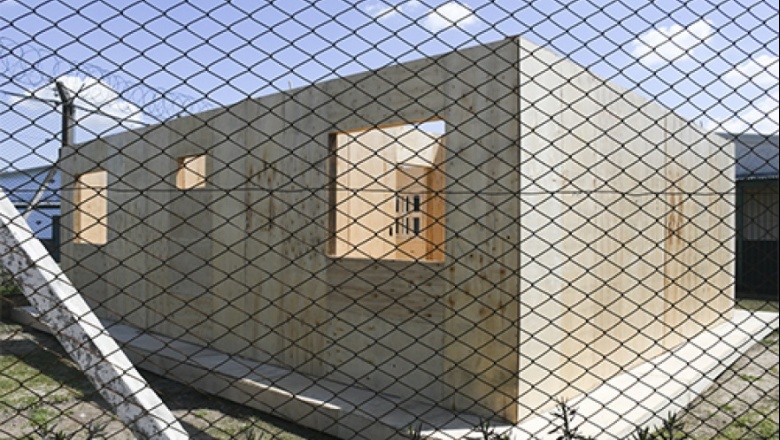 En una cárcel bonaerense construyen casas prefabricadas para donar