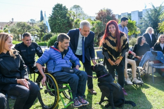 Entregaron perros de asistencia para personas con discapacidades adiestrados por presos