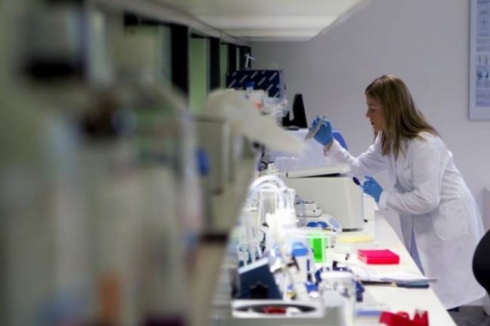 Los laboratorios bioquímicos alertan que podrían suspender su servicio por “aumento de insumos”