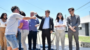 Kicillof entregó viviendas en Salto y criticó el ajuste del gobierno nacional