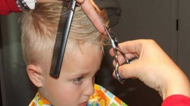 Corta el pelo gratis a los niños cuyos padres no puedan abonar el servicio